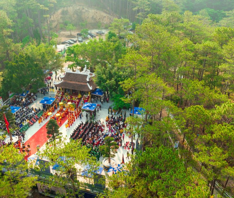 Đền Thượng ngự trên đỉnh non thiêng Phượng Hoàng, là nơi cháu con tụ về thắp nén tâm nhang mỗi dịp Giỗ Tổ Hùng Vương