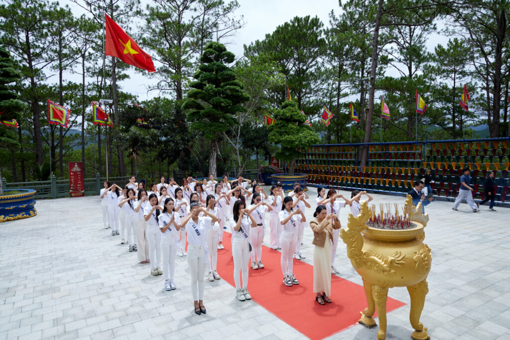 Chiêm bái cầu an nơi non thiêng đền thờ Âu Lạc