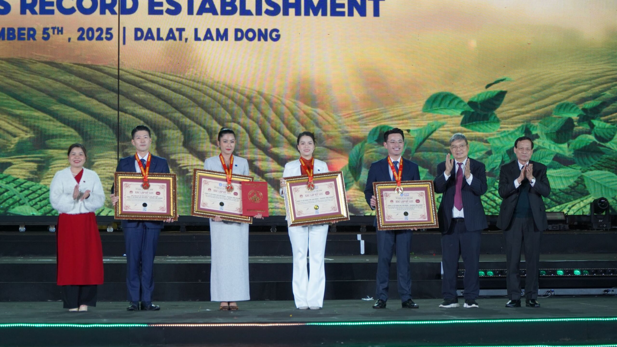 Khai mạc Lễ hội Trà Quốc tế - WORLD T.E.A FEST 2025, 04 Kỷ lục Việt Nam trao tặng đến Công ty CP chè Lâm Đồng - Thương hiệu DOIDEP