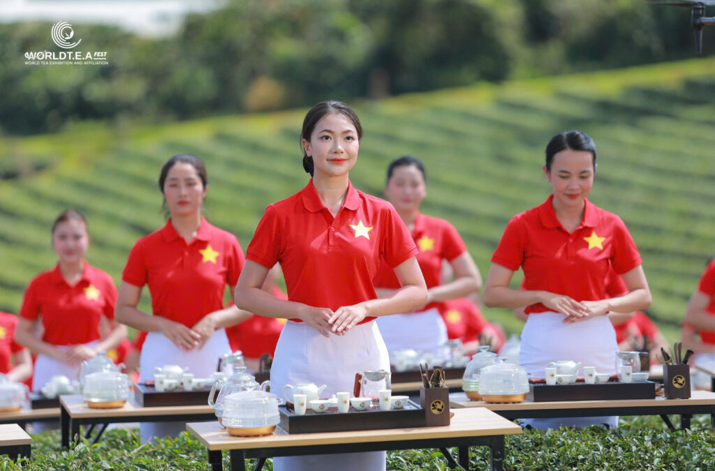 Cảm nhận tinh hoa văn hóa Trà Việt với sự kiện đồng diễn pha trà và dâng trà của 1.111 trà nương