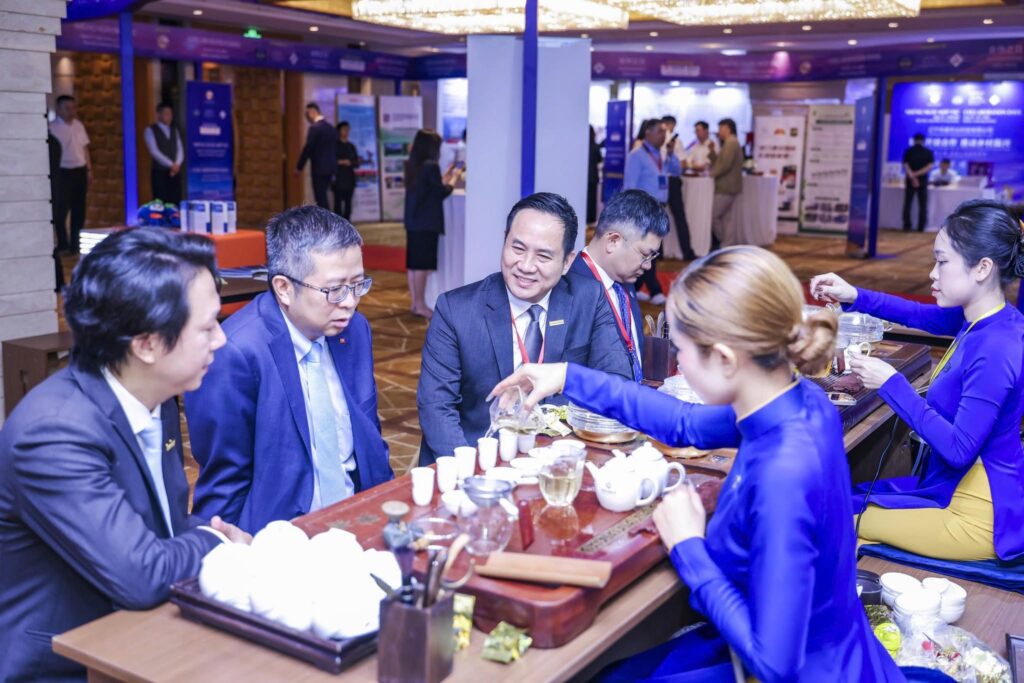 Không gian thưởng trà Đôi Dép tại Collaboration Days 2026, nơi văn hóa trà Việt trở thành cầu nối nhẹ nhàng cho những cuộc gặp gỡ và trao đổi hợp tác.