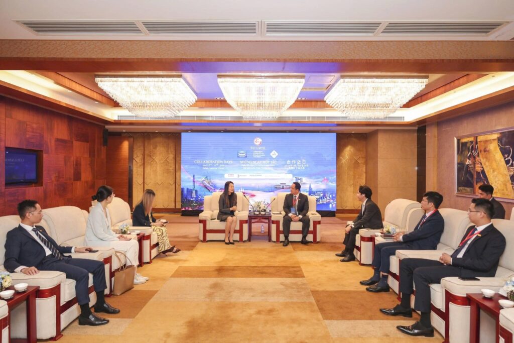 Các đại biểu trao đổi trong không gian tiếp đón trang trọng của sự kiện, mở ra những kết nối tích cực giữa doanh nghiệp Việt Nam và đối tác quốc tế.