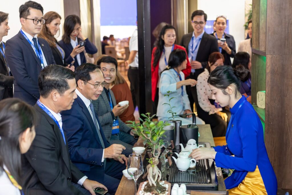 Khách mời trải nghiệm nghệ thuật thưởng trà Việt