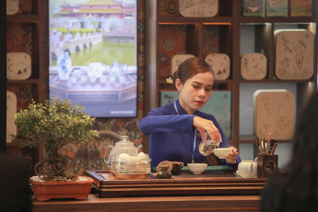 Nghệ thuật pha trà Việt gửi gắm nét đẹp văn hóa, sự tinh tế và lòng hiếu khách trong từng chén trà